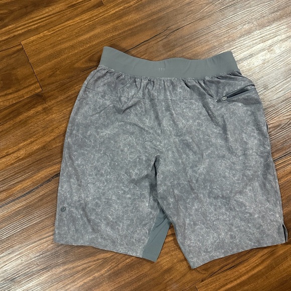 Lululemon T.H.E. Shorts Mens size  Medium Linerless 9" Running Gravel Dust Gray - Picture 2 of 4